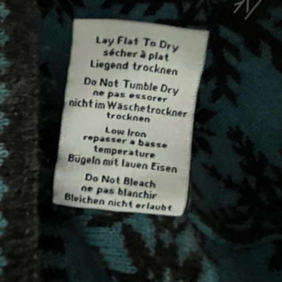 Neve Dark Charcoal Gray and Blue Snowflake 1/4 Zip Wool Sweater, Size M - Picture 9 of 14